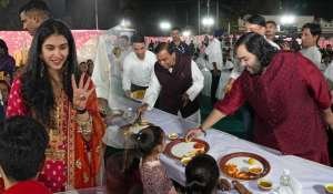 अनंत अंबानी और राधिका मर्चेंट ने अन्न सेवा से की प्री-वेडिंग सेरेमनी की शुरुआत, 51 हजार लोगों को परोसा खाना