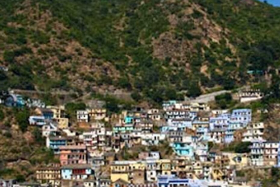 उत्तराखंड के 120 गांवों में वोट मांगने नहीं जाते नेता:75 साल से बिना नेता को देखे वोटिंग; दो सीटों के बीच 250 किमी की दूरी वजह