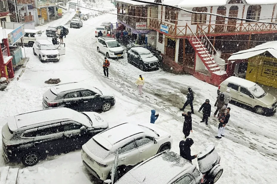 Kashmir Snowfall | जम्मू-कश्मीर में ताजा बर्फबारी, बर्फ जमा होने के कारण बनिहाल-बारामुल्ला खंड पर ट्रेन सेवाएं स्थगित