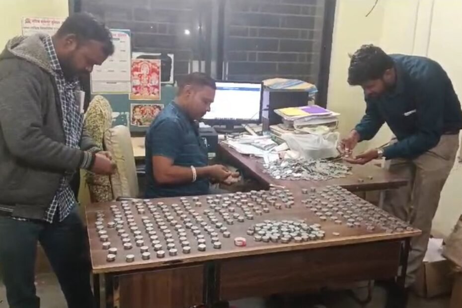 VIDEO: चिल्लर देकर ग्राहक ने चुकाया बिजली बिल, गिनती करने में लगे 5 घंटे, कर्मचारियों के छूटे पसीने