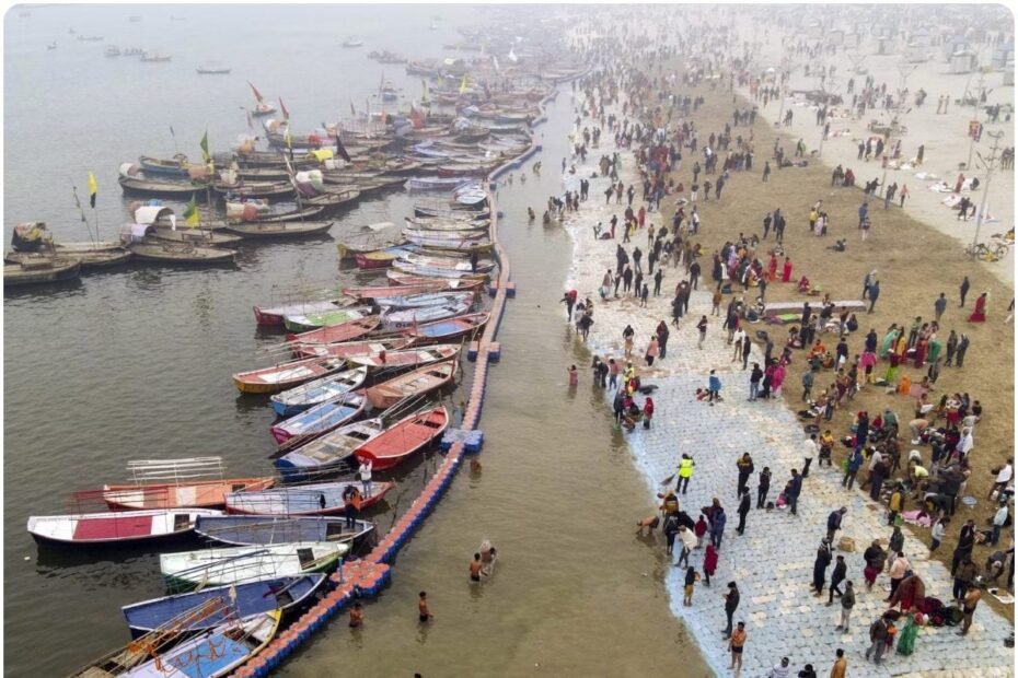 हाथ में माला और भाला.. महाकुंभ में हाथी-घोड़े की सवारी में सिंहासन पर बैठे संत