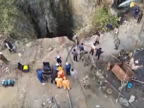 असम खदान हादसा- 72 घंटे से 8 मजदूर फंसे:कल एक शव निकाला गया था; रिमोट व्हीकल फेल, खदान की सफाई के बाद मैनुअल सर्चिंग होगी असम खदान हादसा- 72 घंटे से 8 मजदूर फंसे:कल एक शव निकाला गया था; रिमोट व्हीकल फेल, खदान की सफाई के बाद मैनुअल सर्चिंग होगी