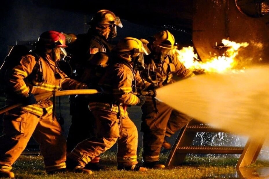 नवी मुंबई में बस में लगी आग, यात्रियों को सुरक्षित निकाला नवी मुंबई में बस में लगी आग, यात्रियों को सुरक्षित निकाला