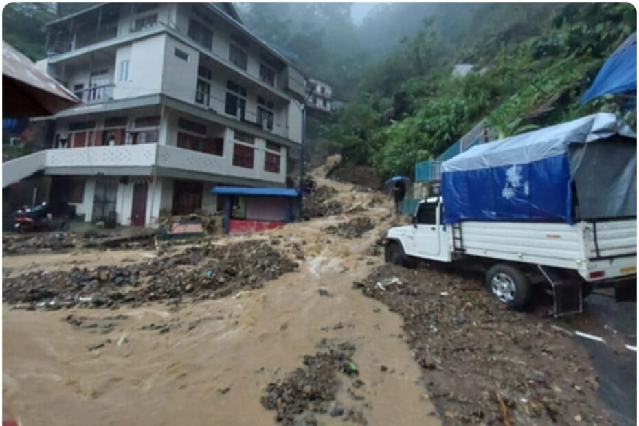 नॉर्थ-ईस्ट में बारिश से तबाही, 24 घंटे में बाढ़-लैंडस्लाइड से 27 लोगों की मौत