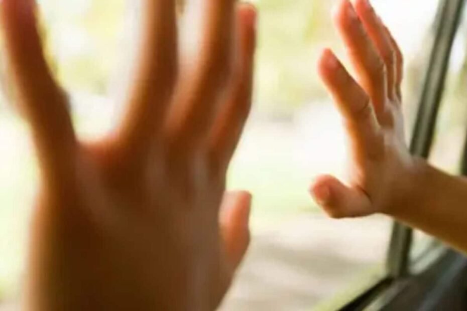 खेलते-खलते कार में घुस गए 4 बच्चे, गेट हो गया बंद, फिर जो हुआ, मच गई चीख पुकार