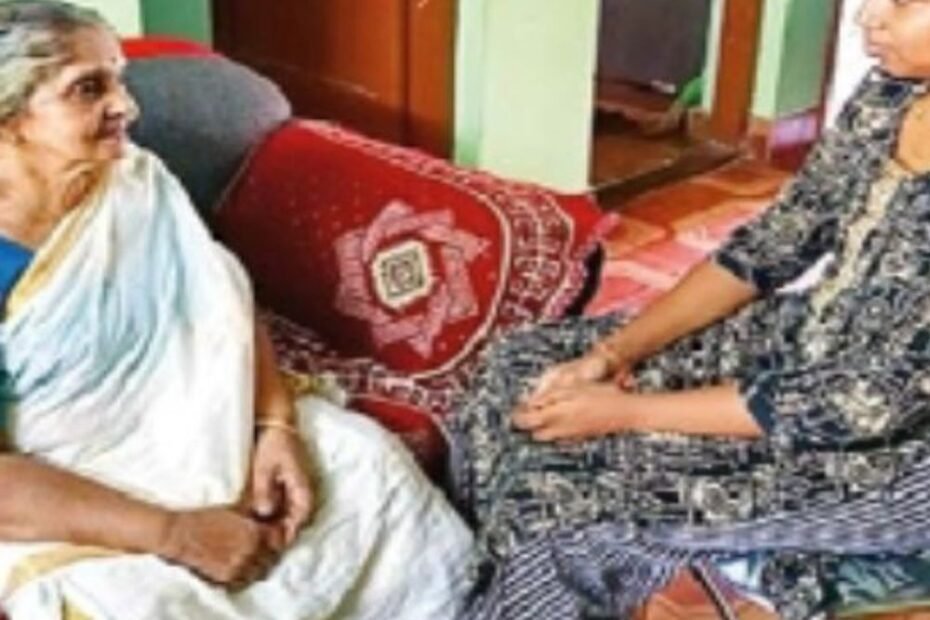 केरल के गांव में कुट्टीकेयर मुहिम चलाई जा रही:इसके जरिए युवाओं को मोबाइल-नशे की लत से दूर रखने की कोशिश, बुजुर्ग-बीमारों संग समय बिताते हैं