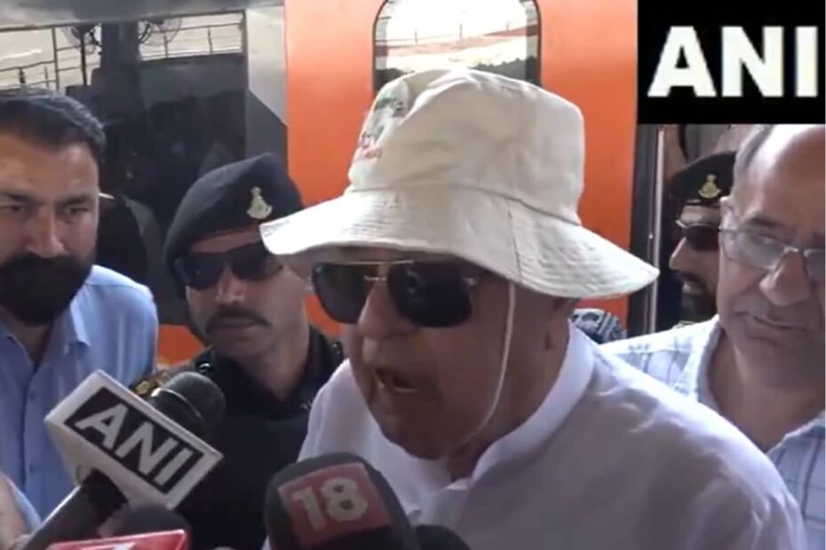 खीर भवानी के बाद वैष्णव देवी दरबार पहुंचे फारुक अब्दुला, पोतों ने भी की पूजा