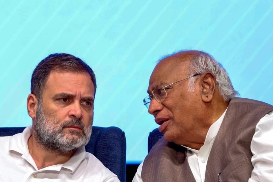 बिहार में करारी हार के बाद बंद कमरे में राहुल-खरगे की बैठक, EC पर फोड़ा ठीकरा बिहार में करारी हार के बाद बंद कमरे में राहुल-खरगे की बैठक, EC पर फोड़ा ठीकरा