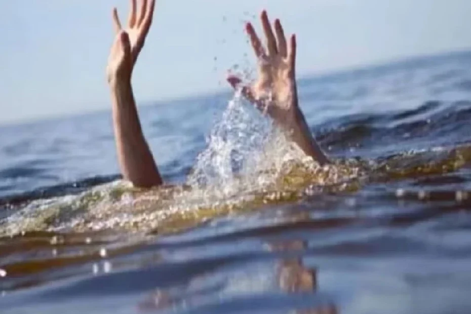 झारखंड में कार के बांध में गिरने से तीन लोग डूबे, एक लापता झारखंड में कार के बांध में गिरने से तीन लोग डूबे, एक लापता