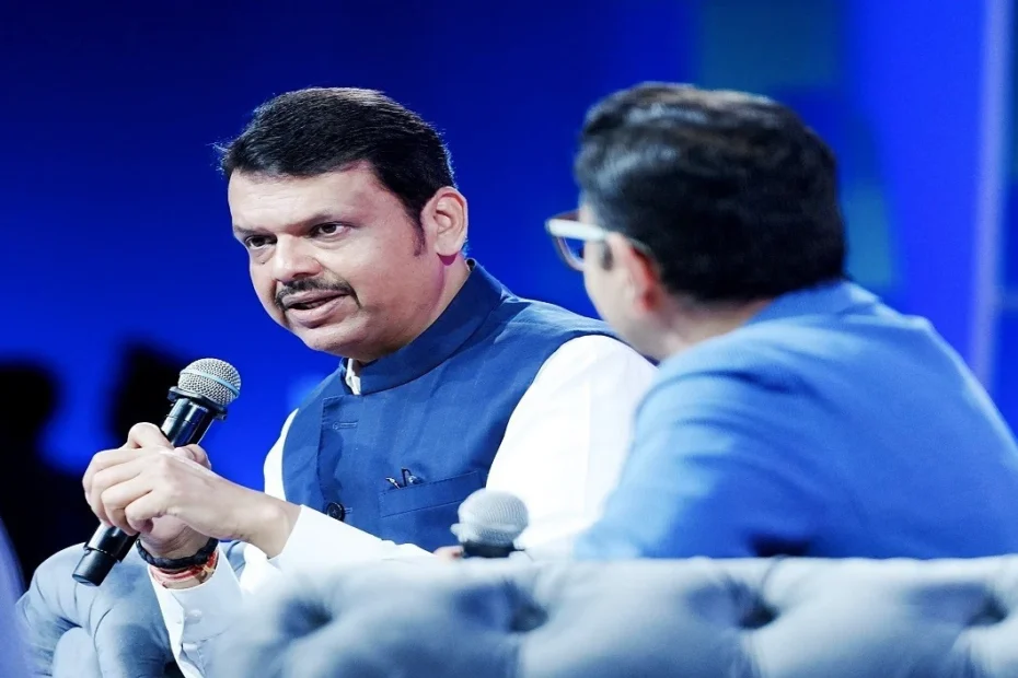 फड़णवीस ने मूर्तिकार राम सुतार को महाराष्ट्र भूषण पुरस्कार प्रदान किया फड़णवीस ने मूर्तिकार राम सुतार को महाराष्ट्र भूषण पुरस्कार प्रदान किया