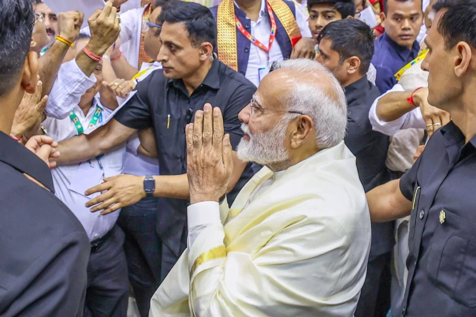 प्रधानमंत्री मोदी ने सूरत में निर्माणाधीन बुलेट ट्रेन स्टेशन का निरीक्षण किया प्रधानमंत्री मोदी ने सूरत में निर्माणाधीन बुलेट ट्रेन स्टेशन का निरीक्षण किया