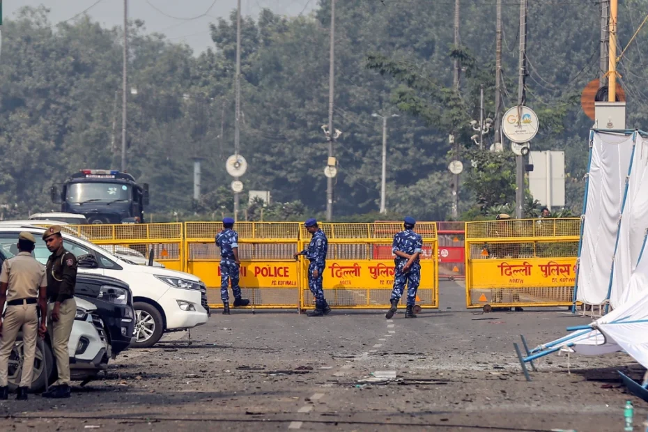 लाल किला विस्फोट: पार्किंग में दाखिल हर वाहन की जांच, स्पेशल सेल ने संदिग्ध कार और चालक से जुड़े सुरागों की पड़ताल तेज की लाल किला विस्फोट: पार्किंग में दाखिल हर वाहन की जांच, स्पेशल सेल ने संदिग्ध कार और चालक से जुड़े सुरागों की पड़ताल तेज की